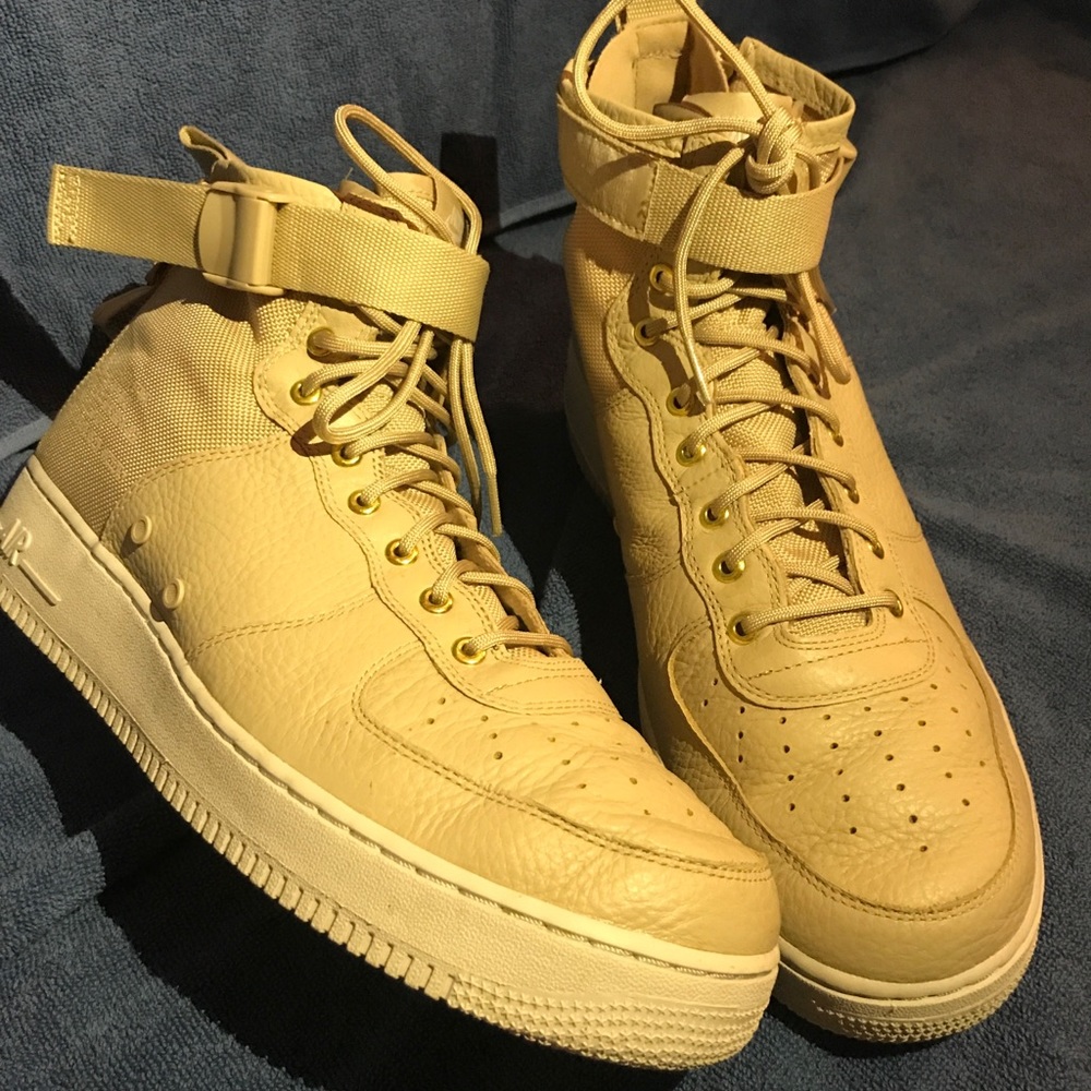 Special Edition Nike Air Force 1 High - Picture 2 of 5